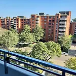 شقة With Balcony, نيوس