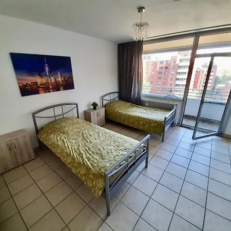 With Balcony, Lejlighed