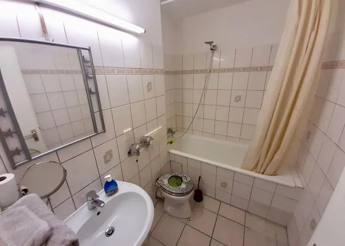 With Balcony, Lejlighed